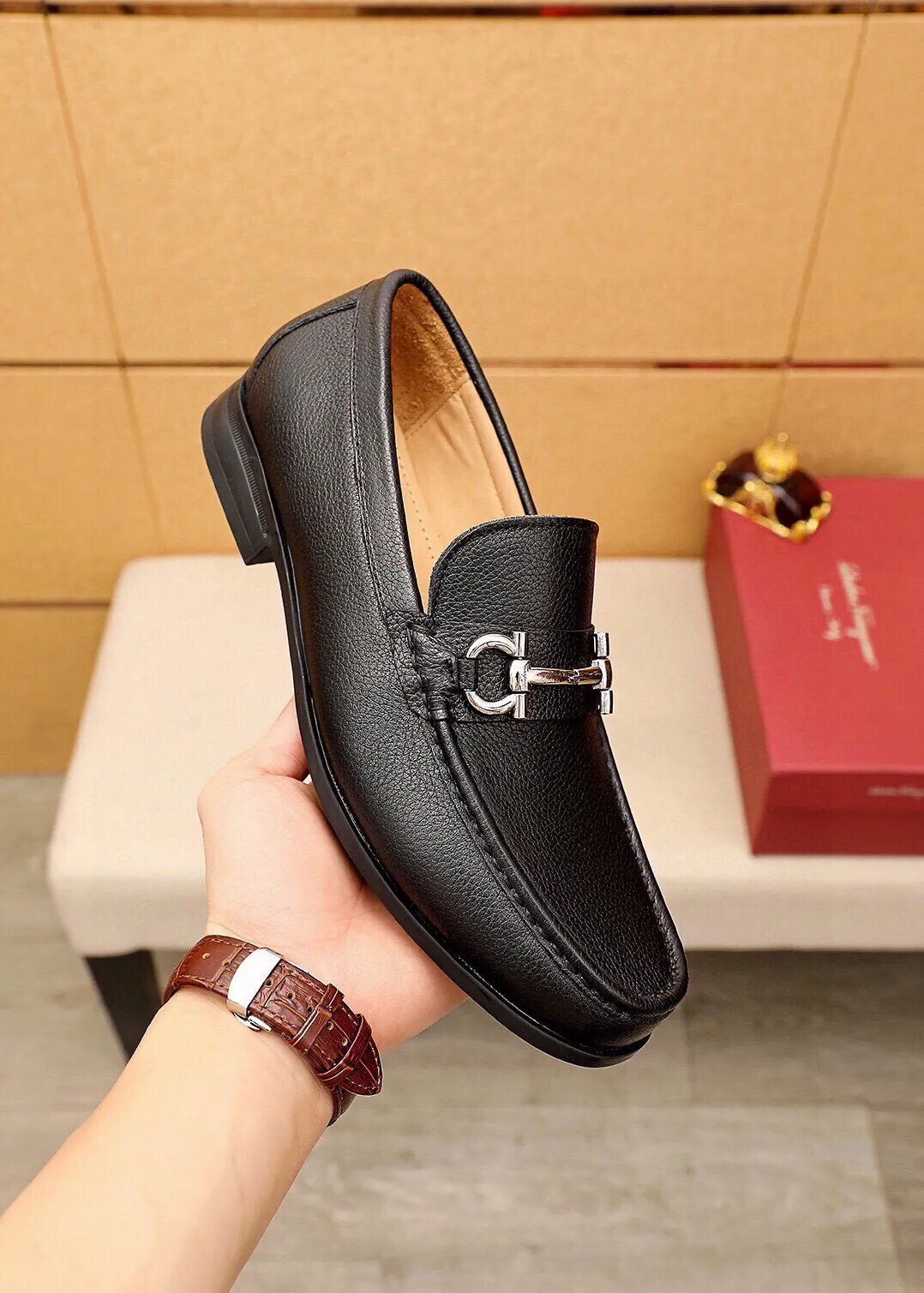 Men's shoes 💰480 💐 Product trademark: Ferragamo "Ferragamo" casual leather shoes Regular size: 38-44 (45🉑️customized) Product materials: Selected imported first-layer pebbled cowhide leather upper + luxury hardware buckle, imported water-dyed cowhide leather lining. Strong three-dimensional visual effect, original outsole color: 3⃣️seed leather materials available